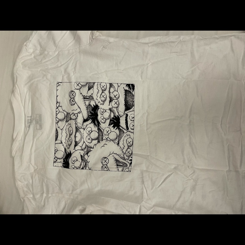 UNIQLO X KAWS TSHIRT